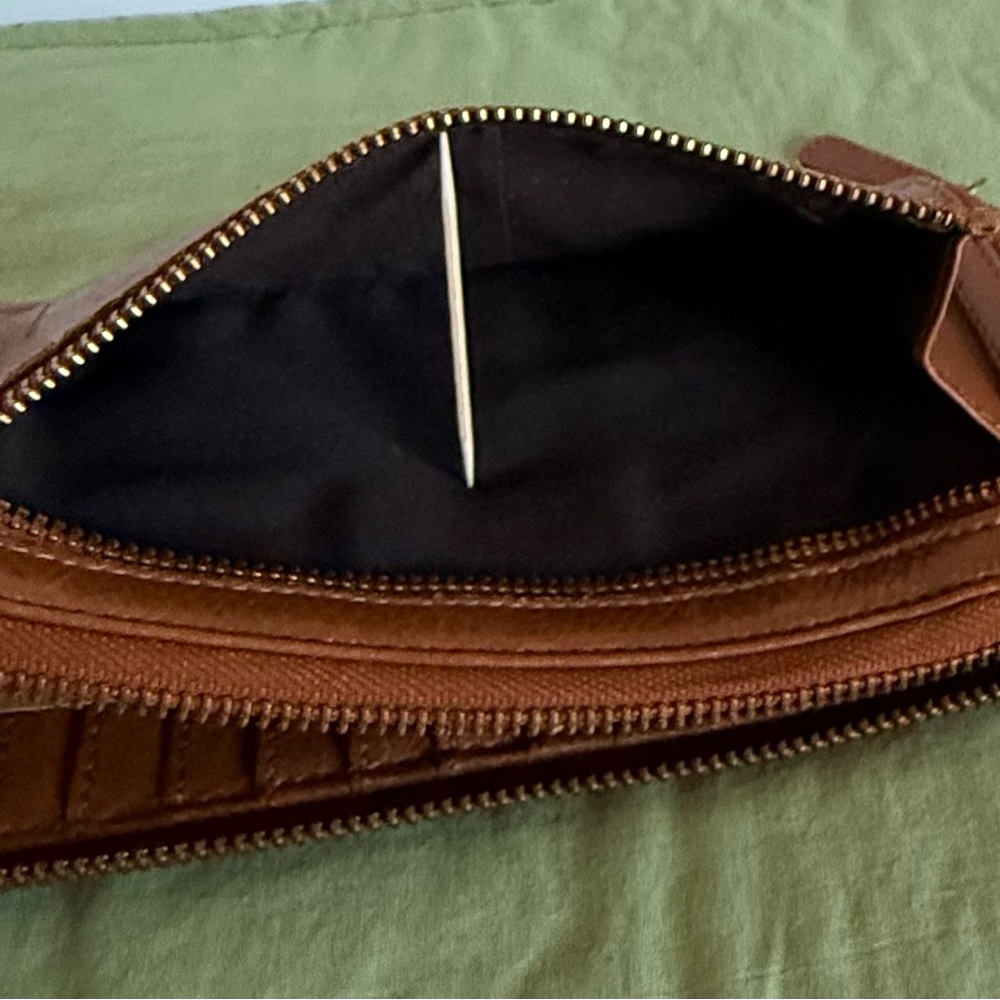 Elegant Tan Leather Wallet with Embossed Design - Picture 7 of 8
